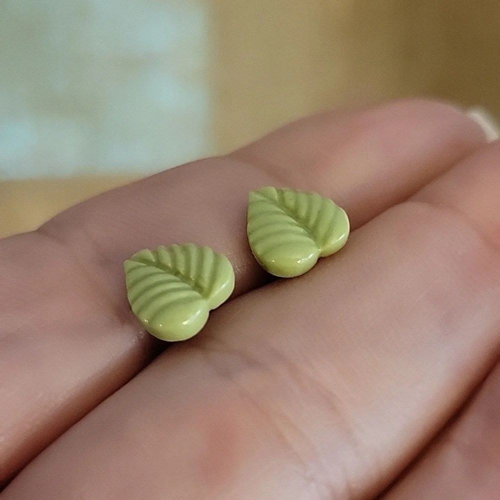 🔥LAST PAIR🔥 Ceramic Leaf Stud Earrings - Picture 6 of 7